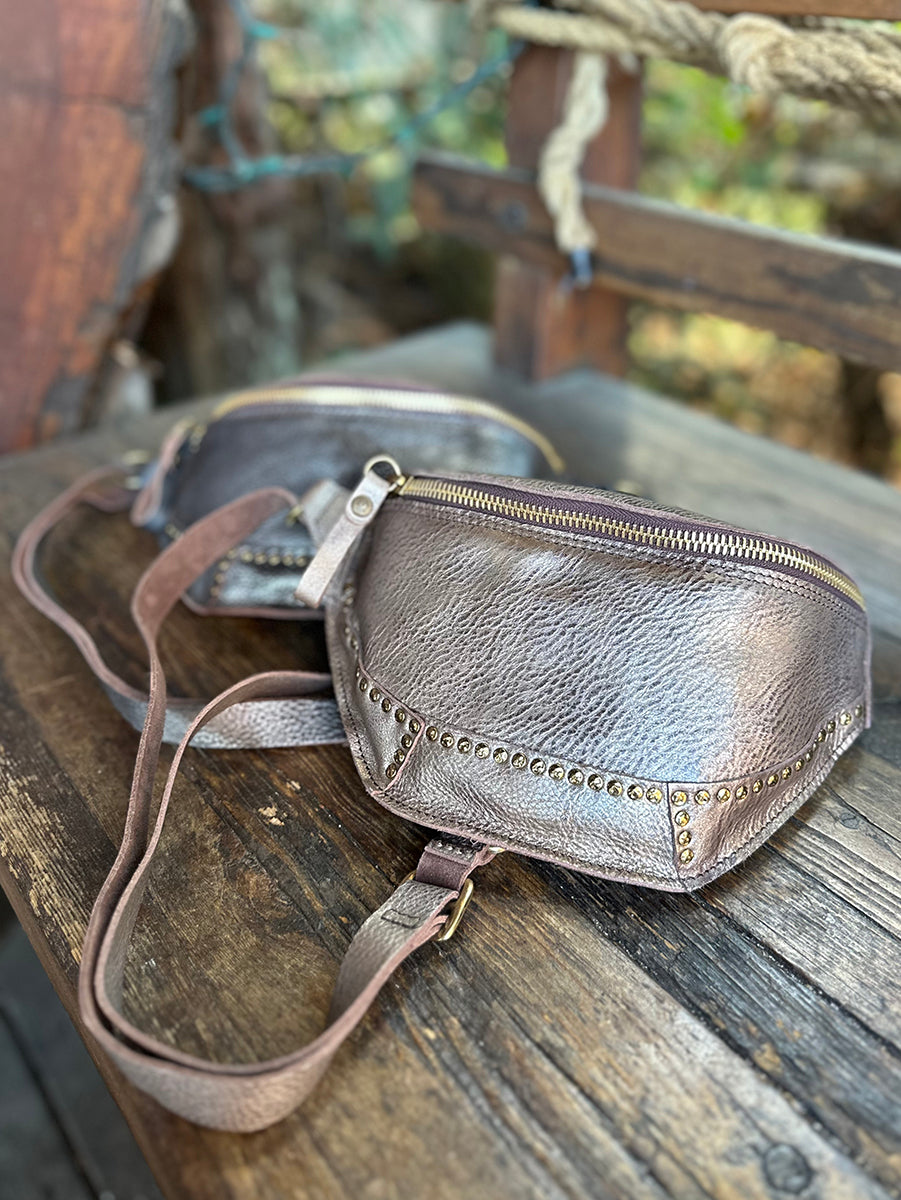 Hasni Pouchette in Antracite Laminated Leather
