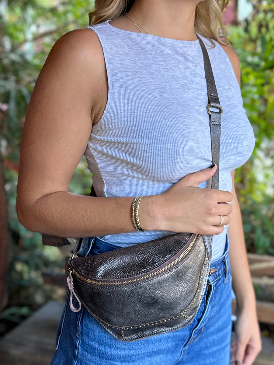Hasni Pouchette in Antracite Laminated Leather