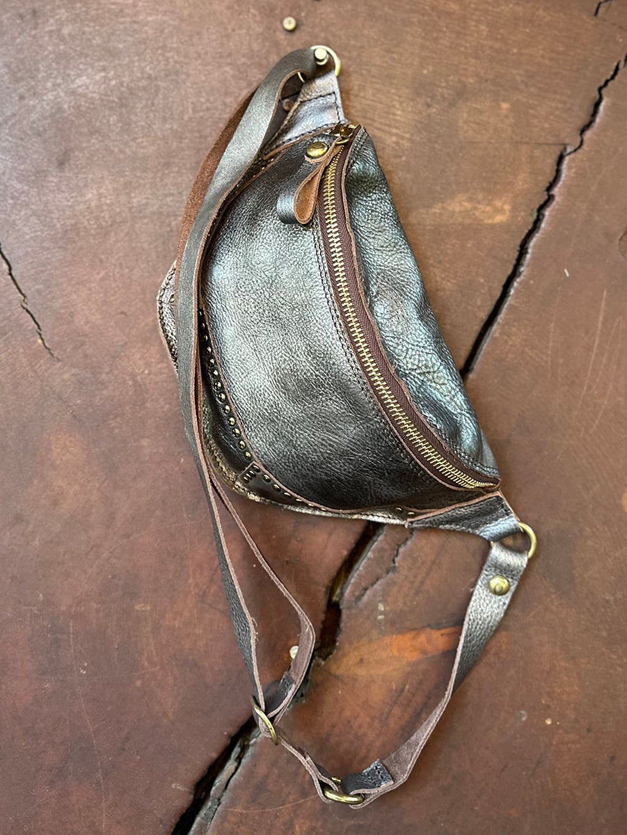 Hasni Pouchette in Antracite Laminated Leather